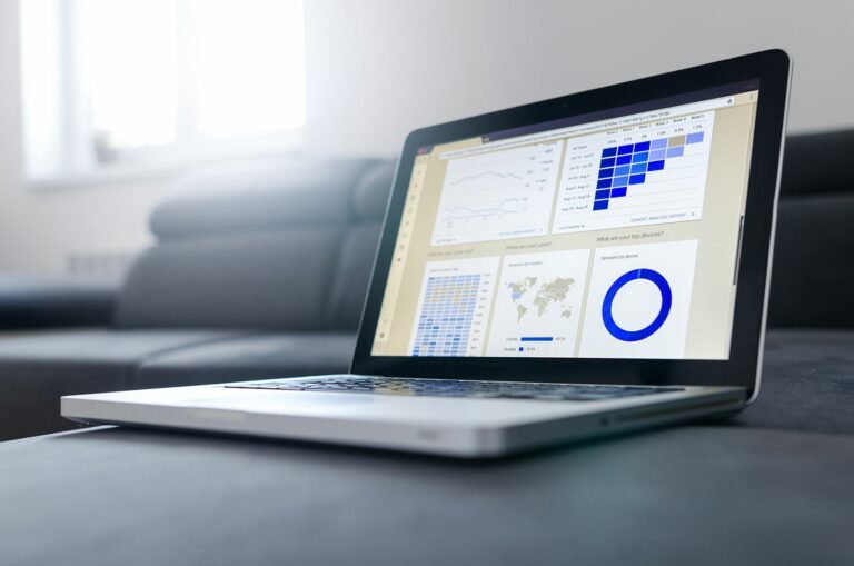 Ordinateur portable avec des statistiques pour analyser les KPIs